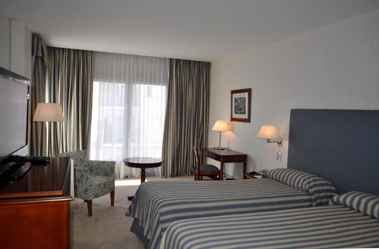 Quarto com 2 Camas de Solteiro e Vista da Cidade